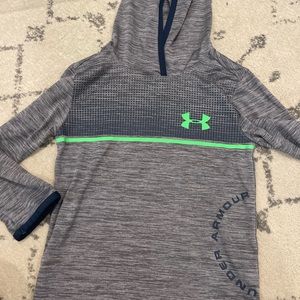 EUC boys size 5 Under Armour hooded pullover